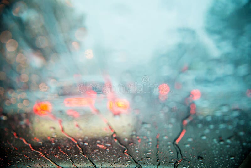 在玻璃的下落在暮色时间,当下雨时 看法边汽车 雨在与路光bokeh的窗口落下, 库存照片 在玻璃的下落在暮色时间,当下雨时 看法边汽车 雨在与路光bokeh的窗口落下, 库存照片